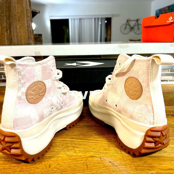 Converse Shoes new size 5.in their box - Picture 2 of 5